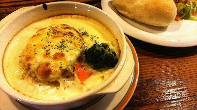 A: ハンバーグ　グラタン　B:鶏もも肉と茄子のバジル風 トマトソースパスタ