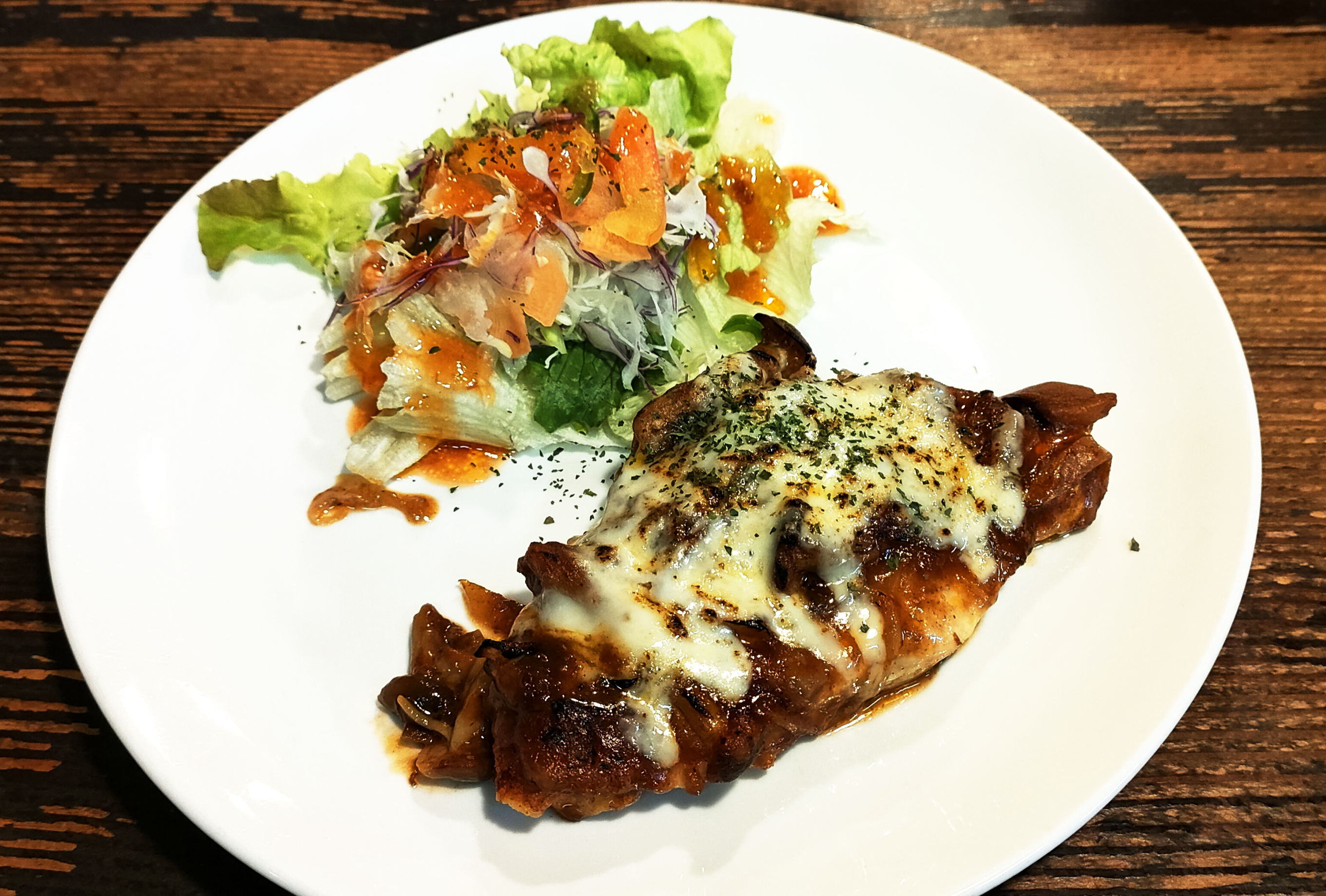 A:鶏むね肉のキノコデミソース 炙りチーズのせ　B:厚切りベーコンとキノコの バター醤油パスタ