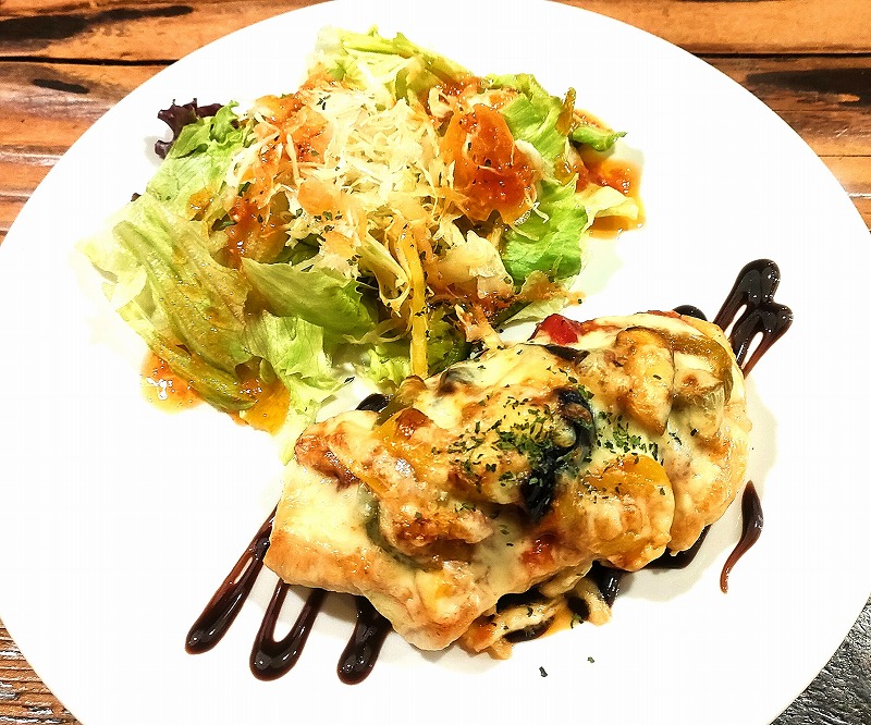 A:鶏むね肉のシチリア風 チーズ焼きバルサミコソース　B:鶏もも肉と茄子・ほうれん草の トマトソースパスタ